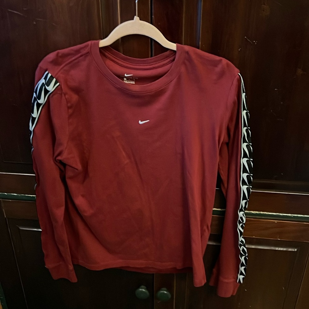 Maroon Nike tee, black logo / down arms size large